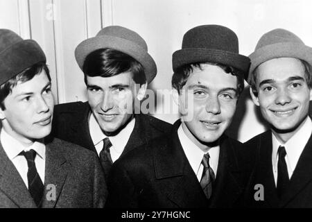 MODESTHÜTE MIT PFAUENFEDERN FÜR MÄNNER ; 11. JUNI 1964 Stockfoto