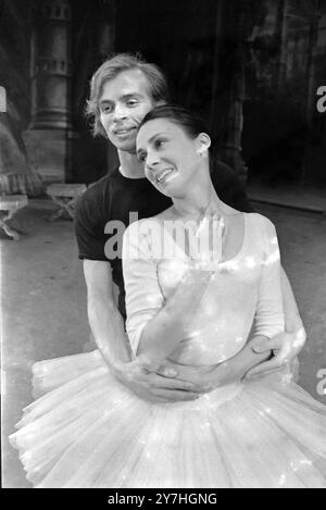 BALLETTTÄNZER RUDOLF NUREYEV UND MARGOT FONTEYN IN LONDON; 11. JUNI 1964 Stockfoto