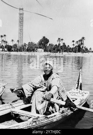 US-AMERIKANISCHER BOXMEISTER CASSIUS MARCELIUS CLAY MUHAMMAD ALI AUF DEM NIL IN ÄGYPTEN / ; 7. JUNI 1964 Stockfoto