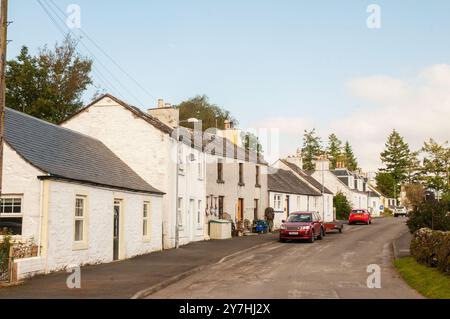 Blick auf Cottages entlang der St Davids Street mit Sammlerstücken vor dem Haus in Kirkpatrick Durham in Dumfries und Galloway Schottland Großbritannien Stockfoto