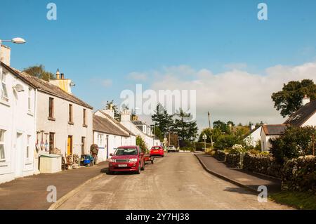 Blick auf die St Davids Street mit Sammlerstücken vor dem Haus in Kirkpatrick Durham in Dumfries und Galloway Schottland, Großbritannien Stockfoto