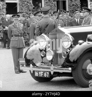 D-DAY MONTGOMERY VISCOUNT IN ROLLS ROYCE IM RASC MUSEUM IN ALDERSHOT AM 6. JUNI 1964 Stockfoto