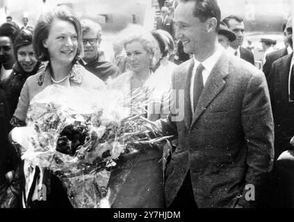 PRINZESSIN IRENE UND PRINZ CARLOS HUGO DE BOURBON PARMA NACH DEN FLITTERWOCHEN IN MADRID, SPANIEN; 4. JUNI 1964 Stockfoto