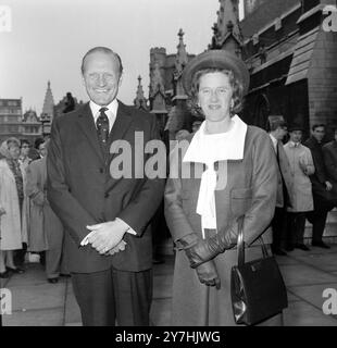 MORGAN GILES TORY ABGEORDNETER VON WINCHESTER MIT FRAU IM HOUSE OF COMMONS IN LONDON / ; 2. JUNI 1964 Stockfoto