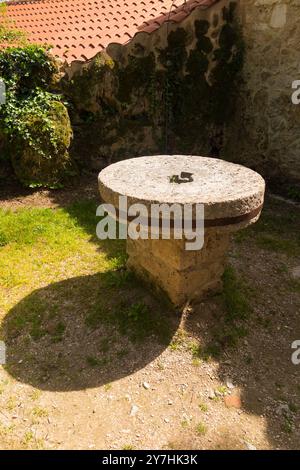 Tische aus alter Wassermühle / Wassermühle / alter Mühlstein / Steine; im Krka-Nationalpark zu dekorativen Zwecken umfunktioniert. Kroatien. (138) Stockfoto