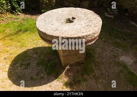 Tische aus alter Wassermühle / Wassermühle / alter Mühlstein / Steine; im Krka-Nationalpark zu dekorativen Zwecken umfunktioniert. Kroatien. (138) Stockfoto