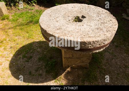 Tische aus alter Wassermühle / Wassermühle / alter Mühlstein / Steine; im Krka-Nationalpark zu dekorativen Zwecken umfunktioniert. Kroatien. (138) Stockfoto