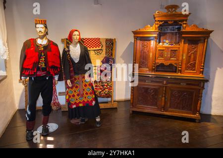 Souvenirshop Ausstellung von Webstoff/Textilien/gewebtem Stoff für traditionelle Trachtenkleidung in der Wassermühle im Nationalpark Krka, Kroatien. Strom aus Flusswasser liefert die Energie. (138) Stockfoto