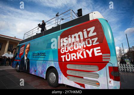 Gaziantep, Turkiye. 25. März 2024. Ein Kampagnenbus in Gaziantep mit dem Bild des Vorsitzenden der Republikanischen Volkspartei Özgür Özel vor den anstehenden Kommunalwahlen in Turkiye. Die Republikanische Volkspartei ist eine kemalistische und sozialdemokratische Partei in Turkiye und die zweitgrößte Partei in der Großen Nationalversammlung Turkiye Stockfoto