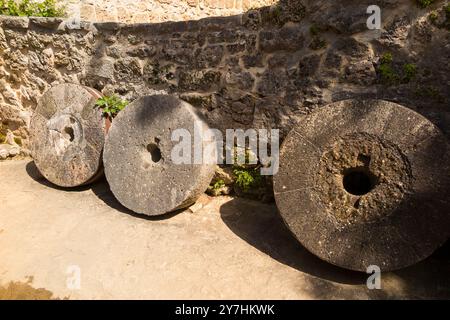 Nostalgische Ausstellung von alter Wassermühle / Wassermühle / alten Mühlensteinen / Steinen; im Krka-Nationalpark zu dekorativen Zwecken umfunktioniert. Kroatien. (138) Stockfoto