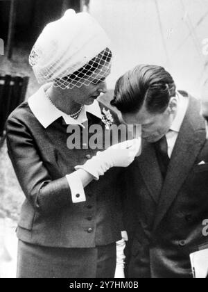 PRINZESSIN ALEXANDRA MIT ANGUS OGILVY AUF DER CHELSEA FLOWER SHOW IN LONDON / ; 25. MAI 1964 Stockfoto