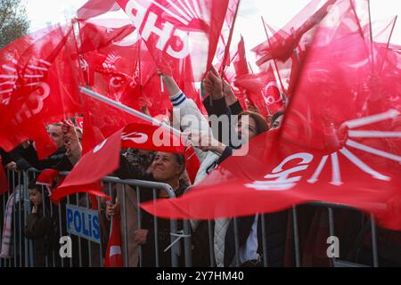 Gaziantep, Turkiye. 25. März 2024. Anhänger der Republikanischen Volkspartei schwenken die Parteiflagge in Gaziantep vor den bevorstehenden Kommunalwahlen in Turkiye. Die Republikanische Volkspartei ist eine kemalistische und sozialdemokratische Partei in Turkiye und die zweitgrößte Partei in der Großen Nationalversammlung Turkiye Stockfoto