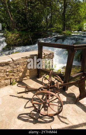 Nostalgische Darstellung von alten alten alten landwirtschaftlichen Bauernpflügen in der Wassermühle / Wassermühle; umgewidmet für dekorative Zwecke. Krka-Nationalpark. Kroatien. (138) Stockfoto