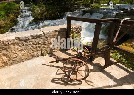 Nostalgische Darstellung von alten alten alten landwirtschaftlichen Bauernpflügen in der Wassermühle / Wassermühle; umgewidmet für dekorative Zwecke. Krka-Nationalpark. Kroatien. (138) Stockfoto