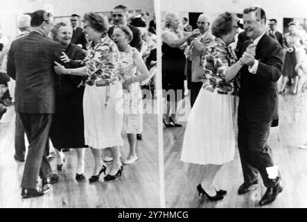 NELSON ROCKEFELLER GOUVERNEUR VON KALIFORNIEN BESUCHT SENIORENHEIM IN STOCKTON; 23. MAI 1964 Stockfoto