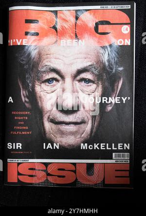 Der britische Schauspieler Sir Ian McKellen auf der Titelseite des Big Issue Magazine September 2024 London England Großbritannien Stockfoto