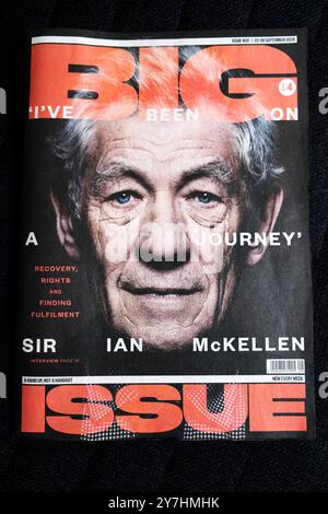 Der britische Schauspieler Sir Ian McKellen auf der Titelseite des Big Issue Magazine September 2024 London England Großbritannien Stockfoto