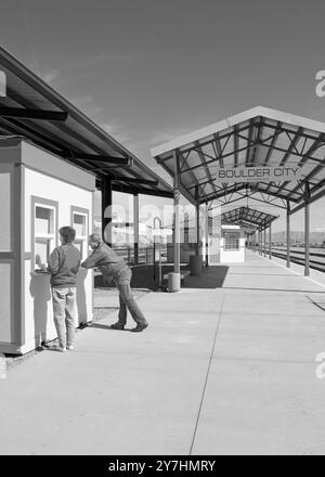 Ein kaukasisches Paar im Alter von 55 bis 60 Jahren steht am Ticketschalter des Nevada State Railroad Museum in Boulder City, Nevada, USA. Stockfoto