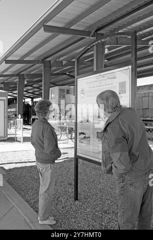 Ein Kaukasier im Alter von 55 bis 60 Jahren zeigt auf einer Karte im Nevada State Railroad Museum in Boulder City, Nevada, USA. Stockfoto