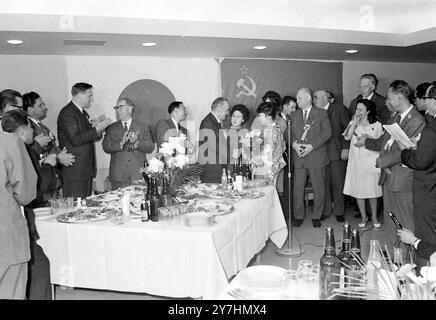 DER ERSTE SOWJETISCHE STELLVERTRETER DES PREMIER ANASTAS MIKOYAN IN TOKIO, JAPAN RUSSISCHES JAPANISCHES MITTAGESSEN / ; 19. MAI 1964 Stockfoto