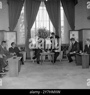 DER ERSTE SOWJETISCHE STELLVERTRETER DES PREMIER ANASTAS MIKOYAN IN TOKIO, JAPAN MIT DEM JAPANISCHEN PREMIERMINISTER HAYATO IKEDA / ; 19. MAI 1964 Stockfoto