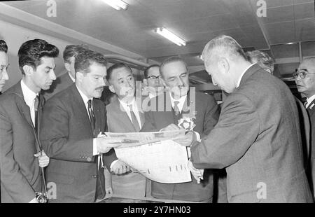 DER ERSTE SOWJETISCHE STELLVERTRETER DES PREMIER ANASTAS MIKOYAN IN TOKIO, JAPAN SHIMBUN ZEITUNGSBÜROS / ; 19. MAI 1964 Stockfoto