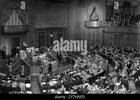 DER ERSTE SOWJETISCHE STELLVERTRETER DES PREMIER ANASTAS MIKOYAN IM UNTERHAUS DER JAPANISCHEN DIÄT IN TOKIO / ; 19. MAI 1964 Stockfoto