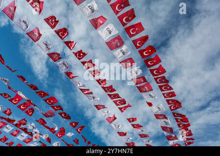 Gaziantep, Turkiye. 25. März 2024. Buntgeburten der Republikanischen Volkspartei in Gaziantep vor den bevorstehenden Kommunalwahlen in Turkiye. Die Republikanische Volkspartei ist eine kemalistische und sozialdemokratische Partei in Turkiye und die zweitgrößte Partei in der Großen Nationalversammlung Turkiye Stockfoto