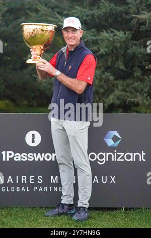 Montreal, Quebec, USA. September 2024. Das US-Team sprüht Champagner mit der Trophäe, nachdem es 2024 den Presidents Cup im Royal Montreal Golf Club gewonnen hat. (Kreditbild: © Debby Wong/ZUMA Press Wire) NUR REDAKTIONELLE VERWENDUNG! Nicht für kommerzielle ZWECKE! Stockfoto