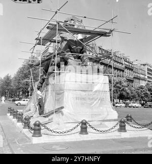 STATUE DES BRONZENEN LÖWEN AUF DEM PLACE DENFERT ROCHEREA, DER MIT GERÜSTEN IN PARIS GEREINIGT WIRD; 13. MAI 1964 Stockfoto