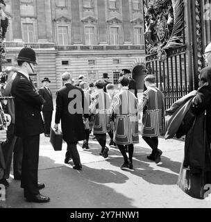 CHORKNABEN KOMMEN AM BUCKINGHAM PALACE ZUR TAUFE VON PRINZESSIN ALEXANDRA SOHN IN LONDON AN; 11. MAI 1964 Stockfoto