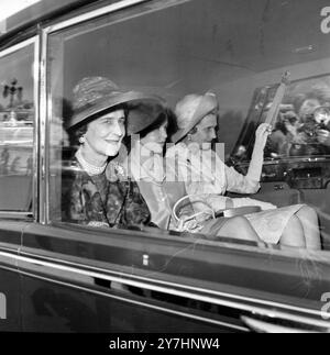PRINZESSINNEN MARINA UND OLGA KOMMEN AM BUCKINGHAM PALACE AN, UM PRINZESSIN ALEXANDRA SOHN IN LONDON ZU TAUFEN; 11. MAI 1964 Stockfoto