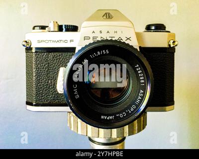 Asahi Pentax Alte, analoge Spiegelreflexkamera auf einem Stativ vor grauem Hintergrund. Tilburg, Niederlande. Tilburg Studio Tuinstraat Noord-Brabant Nederland Copyright: XGuidoxKoppesxPhotox Stockfoto