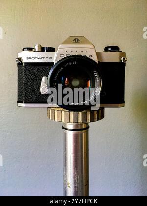 Asahi Pentax Alte, analoge Spiegelreflexkamera auf einem Stativ vor grauem Hintergrund. Tilburg, Niederlande. Tilburg Studio Tuinstraat Noord-Brabant Nederland Copyright: XGuidoxKoppesxPhotox Stockfoto
