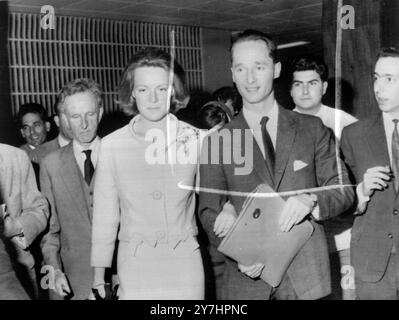 PRINZ HUGO CARLOS DE BOURBON PARMA MIT VERLOBTER PRINZESSIN IRENE VON DEN NIEDERLANDEN, ANKUNFT IN MADRID; 3. MAI 1964 Stockfoto