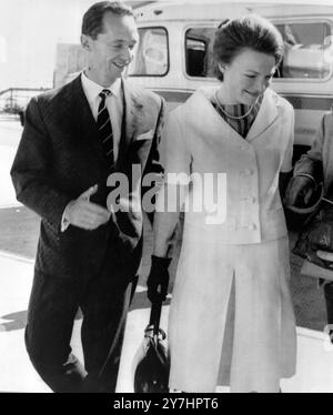 PRINZ HUGO CARLOS DE BOURBON PARMA MIT VERLOBTER PRINZESSIN IRENE DER NIEDERLANDE IN MADRID, SPANIEN; 4. MAI 1964 Stockfoto