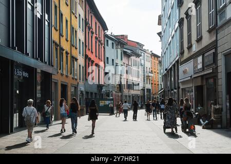 Menschen, die auf der Straße über XX Settembre in Bergamo, der Hauptstadt der Provinz Bergamo, Lombardei, Italien, spazieren gehen Stockfoto