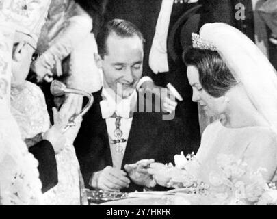 AM 29. APRIL 1964 TAUSCHT PRINZ CARLOS HUGO DE BOURBON PARMA WÄHREND IHRER WEDDDING IN DER KAPELLE BORGHESE IN DER BASILIKA SANTA MARIA MAGGIORE, ROM, ITALIEN, RINGE MIT PRINZESSIN IRENE AUS DEN NIEDERLANDEN AUS. Stockfoto