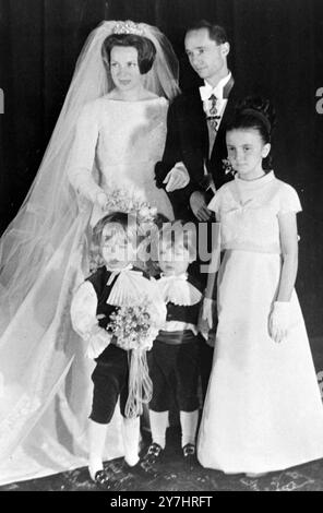 PRINZ HUGO CARLOS DE BOURBON PARMA MIT VERLOBTER PRINZESSIN IRENE DER NIEDERLANDE BEI WEDDDING IN ROM - KÖNIGLICHE GRUPPENFOTO ; 29. APRIL 1964 Stockfoto