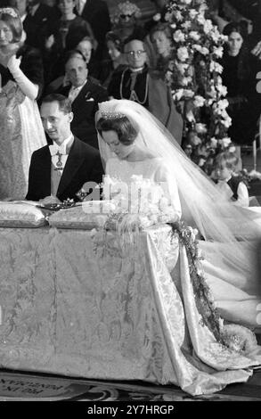 PRINZ HUGO CARLOS DE BOURBON PARMA MIT VERLOBTER PRINZESSIN IRENE DER NIEDERLANDE BEI WEDDDING IN ROM; 30. APRIL 1964 Stockfoto