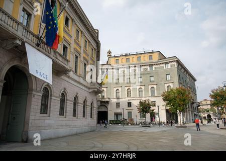 Straßenblick mit Piacentiniano Centre und Piazza Matteotti Viertel, Citta Bassa, Bergamo, Italien Stockfoto