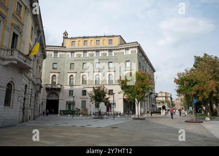 Straßenblick mit Piacentiniano Centre und Piazza Matteotti Viertel, Citta Bassa, Bergamo, Italien Stockfoto