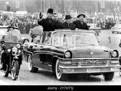 25. APRIL 1964 DER ALGERISCHE PREMIER AHMED BEN BELLA WINKT MIT DEM SOWJETISCHEN PREMIER NIKITA CHRUSCHTSCHOW UND DEM PRÄSIDENTEN LEONID BRESCHNEW AUS MOSKAU. Stockfoto