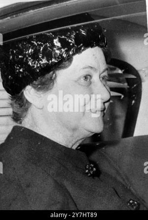 EHEFRAU VON PRÄSIDENT CHARLES DE GAULLE YVONNE VERLÄSST DAS COCHIN-KRANKENHAUS IN PARIS, NACHDEM ER EHEMANN BESUCHT HAT / ; 24. APRIL 1964 Stockfoto