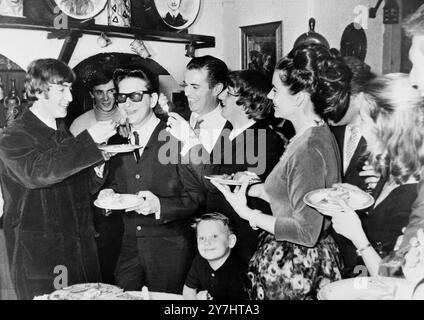 AM 24. APRIL 1964 FEIERT ROY ORBISON SEINEN 28. GEBURTSTAG MIT SEINER FRAU CLAUDETTE, JOHN LENNON UND RINGO STARR DER BEATLES UND JIMMY HENNEY. RESTAURANT LA DOLCE VITA IN SOHO, LONDON, ENGLAND. Stockfoto