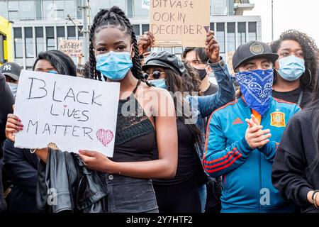 Black Lives Matter Demonstration Black Lives Mstter Demonstration in Downtown Erasmusbrug, um gegen Polizeigewalt und Rassismus zu protestieren, ausgelöst durch die Toten von George Floyd eine Woche zuvor. Juni 2020. Rotterdam, Niederlande. Rotterdam Erasmusbrug, Willemsplein, Boomp Zuid-Holland Nederland Copyright: XGuidoxKoppesxPhotox Stockfoto