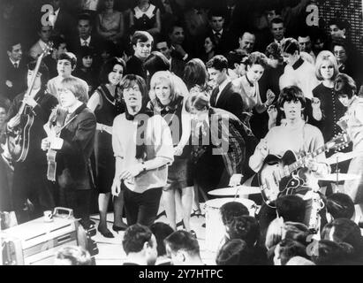 21. APRIL 1964 MICK JAGGER MIT DEN ROLLING STONES SPIELT AUF TAUSEND TEENAGERN WÄHREND DER TV GOLDEN ROSE FESTIVAL SHOW „READY, STEADY, GO“ IM CASINO IN MONTREUX, SCHWEIZ. Stockfoto