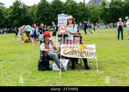 VirusWaanzin Demonstration gegen Corona-Maßnahmen am 3. August 2020 organisierte VirusWaanzin eine bedeutende Veranstaltung auf Malieveld, um gegen Corona/COVID-19-Krisenmaßnahmen zu protestieren, die von der niederländischen Regierung umgesetzt wurden. Viele glauben, dass diese Maßnahmen im Widerspruch zur Verfassung und ihrer persönlichen Freiheit stehen. Den Haag, Niederlande. Den Haag, s-Gravenhage Malieveld Zuid-Holland Nederland Copyright: XGuidoxKoppesxPhotox Stockfoto