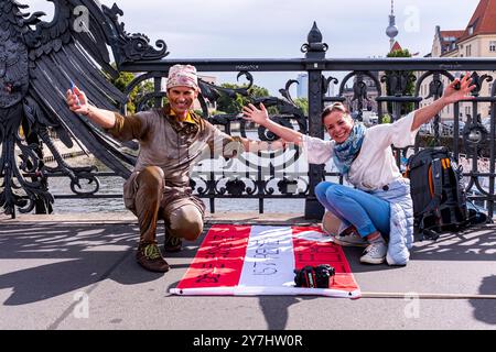 Paare bereiten Protest vor Vorbereiten eines Protestzeichens vor der Anti-Corona-Demonstration am 29. August 2020, das sich gegen die von der Regierung ergriffenen Maßnahmen zur Kontrolle des Virus und der Bevölkerung aussprach. Berlin, Deutschland. Berlin Friedrichstraße Berlin Deutschland Copyright: XGuidoxKoppesxPhotox Stockfoto