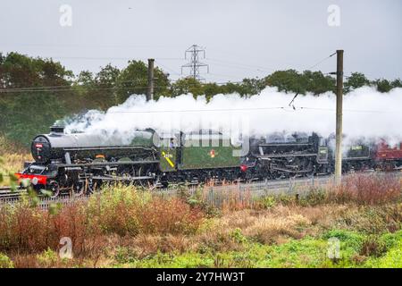 Dampflokomotiven Bahamas und Stanier Black Five Nummer 44392. Fahren Sie bei starkem Regen auf der West Coast Main Line in Winwick nach Norden. Stockfoto